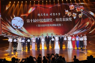 中国戏剧梅花奖在上海揭晓，蓝天、朱洁静等15人摘梅