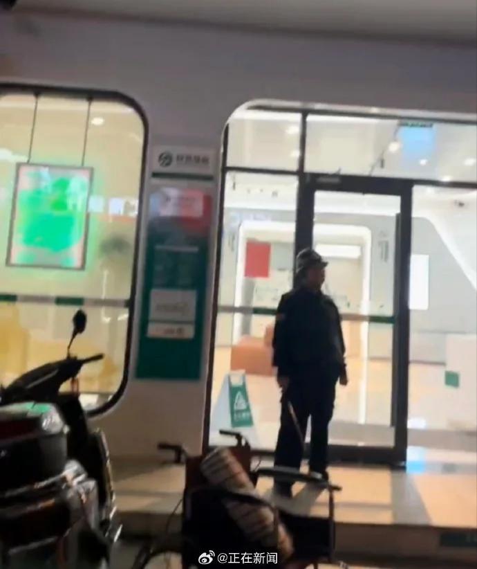 重病老人被要求到场取钱死在银行，律师解读  第1张